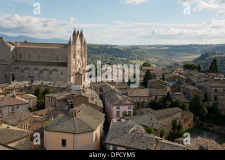 Italien, Umbrien, Orvieto. Überblick über die Stadt und die Kathedrale von Orvieto. 13. Jahrhundert gotische Meisterwerk. Stockfoto