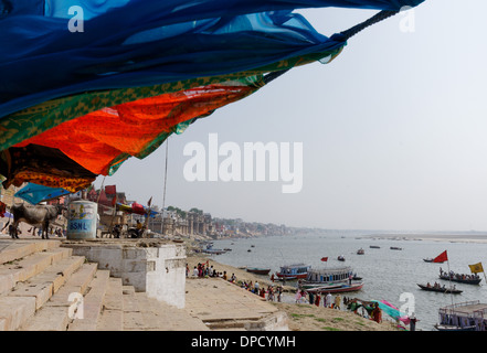 Wäsche trocknen auf den Ghats am Ganges in Varanasi Stockfoto