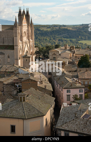 Italien, Umbrien, Orvieto. Überblick über die Stadt und die Kathedrale von Orvieto. 13. Jahrhundert gotische Meisterwerk. Stockfoto