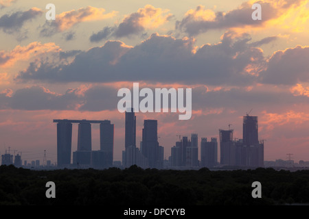 Skyline von Abu Dhabi bei Sonnenuntergang. Vereinigte Arabische Emirate Stockfoto