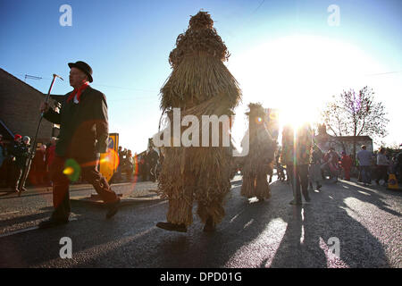 Whittlesey, Cambridgeshire, Großbritannien. 11. Januar 2014.  Das Whittlesea Stroh tragen Festival feiert die alte Fenland Pflug Brauch paradieren Stroh Bären rund um die Stadt jedes Jahr im Januar. Die Prozession, angeführt von dem Stroh Bären hat über 250 Tänzer, Musiker und Performer. Sie führen traditionelle Molly, Morris, verstopfen und Schwert tanzen. Bild: Paul Marriott Fotografie/Alamy Live-Nachrichten Stockfoto