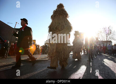 Whittlesey, Cambridgeshire, Großbritannien. 11. Januar 2014.  Das Whittlesea Stroh tragen Festival feiert die alte Fenland Pflug Brauch paradieren Stroh Bären rund um die Stadt jedes Jahr im Januar. Die Prozession, angeführt von dem Stroh Bären hat über 250 Tänzer, Musiker und Performer. Sie führen traditionelle Molly, Morris, verstopfen und Schwert tanzen. Bild: Paul Marriott Fotografie/Alamy Live-Nachrichten Stockfoto