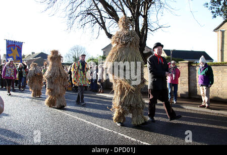 Whittlesey, Cambridgeshire, Großbritannien. 11. Januar 2014.  Das Whittlesea Stroh tragen Festival feiert die alte Fenland Pflug Brauch paradieren Stroh Bären rund um die Stadt jedes Jahr im Januar. Die Prozession, angeführt von dem Stroh Bären hat über 250 Tänzer, Musiker und Performer. Sie führen traditionelle Molly, Morris, verstopfen und Schwert tanzen. Bild: Paul Marriott Fotografie/Alamy Live-Nachrichten Stockfoto