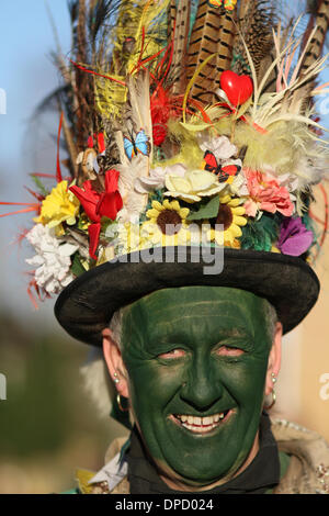 Whittlesey, Cambridgeshire, Großbritannien. 11. Januar 2014.  Das Whittlesea Stroh tragen Festival feiert die alte Fenland Pflug Brauch paradieren Stroh Bären rund um die Stadt jedes Jahr im Januar. Die Prozession, angeführt von dem Stroh Bären hat über 250 Tänzer, Musiker und Performer. Sie führen traditionelle Molly, Morris, verstopfen und Schwert tanzen. Bild: Paul Marriott Fotografie/Alamy Live-Nachrichten Stockfoto