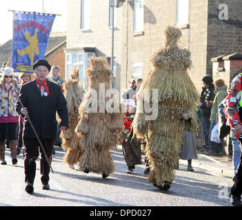 Whittlesey, Cambridgeshire, Großbritannien. 11. Januar 2014.  Das Whittlesea Stroh tragen Festival feiert die alte Fenland Pflug Brauch paradieren Stroh Bären rund um die Stadt jedes Jahr im Januar. Die Prozession, angeführt von dem Stroh Bären hat über 250 Tänzer, Musiker und Performer. Sie führen traditionelle Molly, Morris, verstopfen und Schwert tanzen. Bild: Paul Marriott Fotografie/Alamy Live-Nachrichten Stockfoto