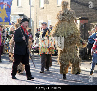 Whittlesey, Cambridgeshire, Großbritannien. 11. Januar 2014.  Das Whittlesea Stroh tragen Festival feiert die alte Fenland Pflug Brauch paradieren Stroh Bären rund um die Stadt jedes Jahr im Januar. Die Prozession, angeführt von dem Stroh Bären hat über 250 Tänzer, Musiker und Performer. Sie führen traditionelle Molly, Morris, verstopfen und Schwert tanzen. Bild: Paul Marriott Fotografie/Alamy Live-Nachrichten Stockfoto