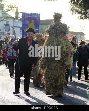 Whittlesey, Cambridgeshire, Großbritannien. 11. Januar 2014.  Das Whittlesea Stroh tragen Festival feiert die alte Fenland Pflug Brauch paradieren Stroh Bären rund um die Stadt jedes Jahr im Januar. Die Prozession, angeführt von dem Stroh Bären hat über 250 Tänzer, Musiker und Performer. Sie führen traditionelle Molly, Morris, verstopfen und Schwert tanzen. Bild: Paul Marriott Fotografie/Alamy Live-Nachrichten Stockfoto