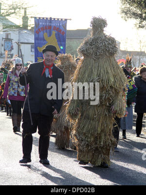 Whittlesey, Cambridgeshire, Großbritannien. 11. Januar 2014.  Das Whittlesea Stroh tragen Festival feiert die alte Fenland Pflug Brauch paradieren Stroh Bären rund um die Stadt jedes Jahr im Januar. Die Prozession, angeführt von dem Stroh Bären hat über 250 Tänzer, Musiker und Performer. Sie führen traditionelle Molly, Morris, verstopfen und Schwert tanzen. Bild: Paul Marriott Fotografie/Alamy Live-Nachrichten Stockfoto