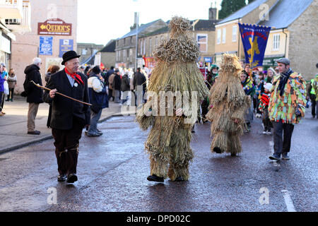 Whittlesey, Cambridgeshire, Großbritannien. 11. Januar 2014.  Das Whittlesea Stroh tragen Festival feiert die alte Fenland Pflug Brauch paradieren Stroh Bären rund um die Stadt jedes Jahr im Januar. Die Prozession, angeführt von dem Stroh Bären hat über 250 Tänzer, Musiker und Performer. Sie führen traditionelle Molly, Morris, verstopfen und Schwert tanzen. Bild: Paul Marriott Fotografie/Alamy Live-Nachrichten Stockfoto