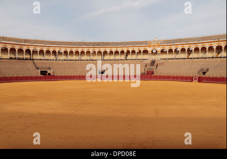 Die Plaza de Toros De La Real Maestranza de Caballería de Sevilla (Stierkampfarena) in Sevilla, Andalusien, Spanien. Stockfoto