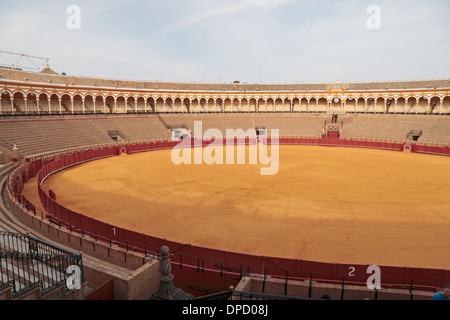 Die Plaza de Toros De La Real Maestranza de Caballería de Sevilla (Stierkampfarena) in Sevilla, Andalusien, Spanien. Stockfoto