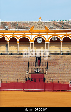 Die Plaza de Toros De La Real Maestranza de Caballería de Sevilla (Stierkampfarena) in Sevilla, Andalusien, Spanien. Stockfoto