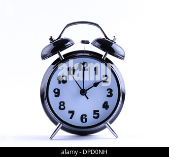 Alram-Uhr auf weißem Hintergrund mit 02:00 Stockfoto