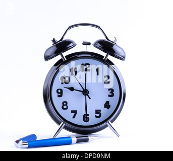 Alram clock auf weißem Hintergrund mit Stift closeup Stockfoto