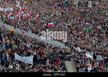 Francis Papst küsst Baby von Masse, Pilger Ostern Segen das erste Ostern Segen von Papst Franziskus Vatikanstadt Italien Rom Stockfoto