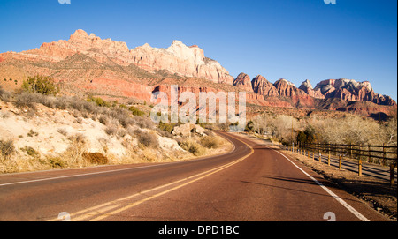 Schönen Blick nach unten auf dem Weg zurück in Zion National Park Stockfoto