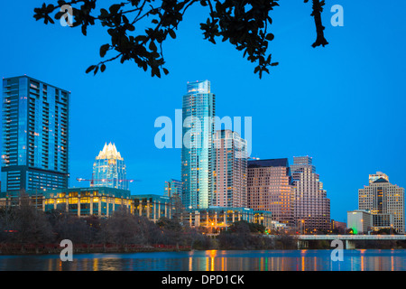 Skyline von Austin und den Colorado River bei Nacht Stockfoto