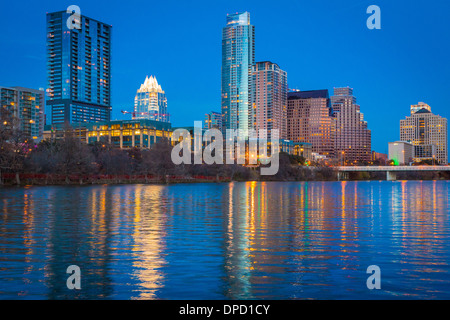 Skyline von Austin und den Colorado River bei Nacht Stockfoto