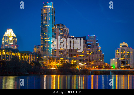 Skyline von Austin und den Colorado River bei Nacht Stockfoto