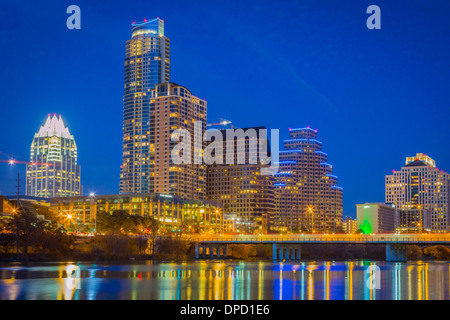 Skyline von Austin und den Colorado River bei Nacht Stockfoto