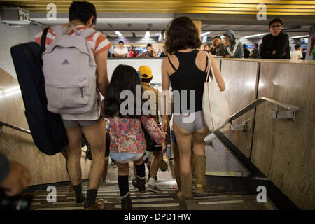 Mexico City, Mexiko. 12. Januar 2014. Fahrgäste nehmen Teil im Falle einer U-Bahn-Fahrt ohne Hosen in der u-Bahn von Mexiko-Stadt, Hauptstadt von Mexiko, 12. Januar 2014. Passagiere nahmen an der traditionellen städtischen Veranstaltung No Pants Subway Fahrt in Mexiko-Stadt, die in New York City vor 12 Jahren begann. Bildnachweis: Guillermo Arias/Xinhua/Alamy Live-Nachrichten Stockfoto