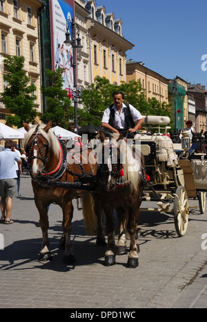 Die Kutsche wartet auf Touristen am Hauptmarkt in Krakau Polen Stockfoto