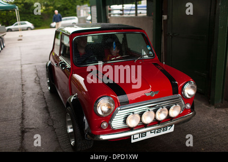 Eine klassische Rennwagen rot Mini Cooper 1275 GT in einem ländlichen Land fair und Rallye in Nordirland Stockfoto