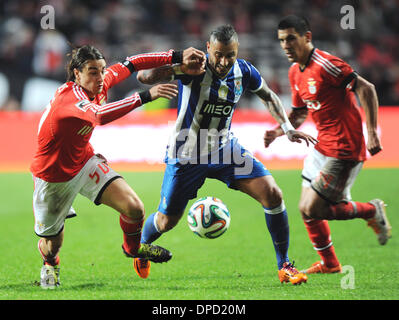 Lissabon, Portugal. 12. Januar 2014. Benfica Markovic (L) wetteifert um den Ball mit FC Porto Ricardo Quaresma (C) während ihrer portugiesischen Liga Fußballspiel im Estadio Da Luz in Lissabon, Portugal, am 12. Januar 2014. Benfica gewann 2: 0. Bildnachweis: Zhang Liyun/Xinhua/Alamy Live-Nachrichten Stockfoto