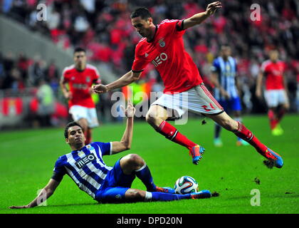 Lissabon, Portugal. 12. Januar 2014. Benfica Matic(Top) wetteifert um den Ball während der portugiesischen Liga-Fußballspiel gegen den FC Porto im Estadio Da Luz in Lissabon, Portugal, am 12. Januar 2014. Benfica gewann 2: 0. Bildnachweis: Zhang Liyun/Xinhua/Alamy Live-Nachrichten Stockfoto