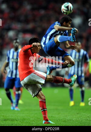 Lissabon, Portugal. 12. Januar 2014. Benfica Enzo Perez(L) wetteifert um den Ball während der portugiesischen Liga-Fußballspiel gegen den FC Porto im Estadio Da Luz in Lissabon, Portugal, am 12. Januar 2014. Benfica gewann 2: 0. Bildnachweis: Zhang Liyun/Xinhua/Alamy Live-Nachrichten Stockfoto