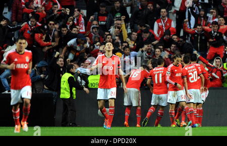 Lissabon, Portugal. 12. Januar 2014. Benfica Spieler feiern scoring während der portugiesischen Liga-Fußballspiel gegen den FC Porto im Estadio Da Luz in Lissabon, Portugal, am 12. Januar 2014. Benfica gewann 2: 0. Bildnachweis: Zhang Liyun/Xinhua/Alamy Live-Nachrichten Stockfoto