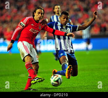 Lissabon, Portugal. 12. Januar 2014. Benfica Markovic (L) wetteifert um den Ball während der portugiesischen Liga-Fußballspiel gegen den FC Porto im Estadio Da Luz in Lissabon, Portugal, am 12. Januar 2014. Benfica gewann 2: 0. Bildnachweis: Zhang Liyun/Xinhua/Alamy Live-Nachrichten Stockfoto