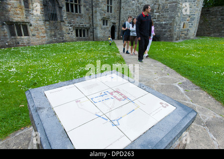 Ein Sockel mit einer gefliesten Karte von Donegal Castle vor dem Eingang in Donegal Castle in Donegal Town. Es wurde 1990 restauriert. Stockfoto