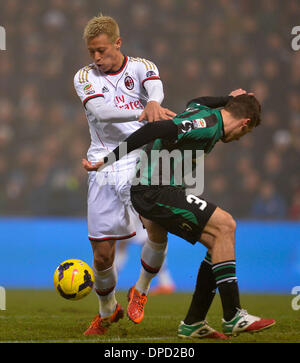 Reggio Emilia, Italien. 12. Januar 2014. Milanss Keisuke Honda (L) konkurriert in der italienischen Serie A-Fußballspiel gegen Sassuolo bei Mapei-Stadion in Reggio Emilia, Italien, am 12. Januar 2014. Sassuolo gewann 4: 3. Bildnachweis: Alberto Lingria/Xinhua/Alamy Live-Nachrichten Stockfoto