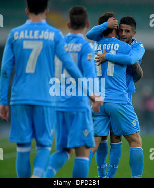 Verona, Italien. 12. Januar 2014. Neapels Lorenzo Insigne (1.-R) ist von Teamkollegen gratulierte, nachdem ein Tor erzielt, während die Serie A-Fußballspiels Hellas Verona Vs SSC Napoli in Verona, Italien, am 12. Januar 2014. SSC Napoli gewann 3: 0. Bildnachweis: Alberto Lingria/Xinhua/Alamy Live-Nachrichten Stockfoto