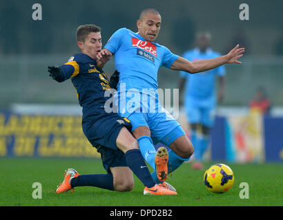 Verona, Italien. 12. Januar 2014. Neapel Gokhan Inler (R) konkurriert in der Serie A Fußballspiel Hellas Verona Vs SSC Napoli in Verona, Italien, am 12. Januar 2014. SSC Napoli gewann 3: 0. Bildnachweis: Alberto Lingria/Xinhua/Alamy Live-Nachrichten Stockfoto