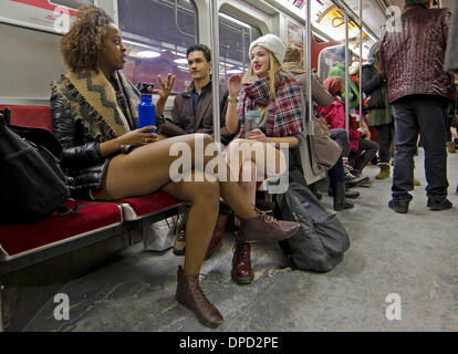 Toronto. 12. Januar 2014. Teilnehmer ohne Hosen reden miteinander während der Fahrt mit der u-Bahn während der 2014 U-Bahn-Fahrt ohne Hosen in Toronto, 12. Januar 2014. In dieser Aktivität hier teilgenommen am Sonntag mehr als 200 Personen. Bildnachweis: Zou Zheng/Xinhua/Alamy Live-Nachrichten Stockfoto