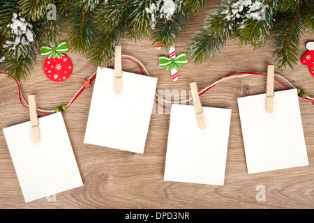 Leere Weihnachtsbilderrahmen mit Tanne und Dekor Stockfoto