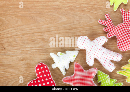 Handmaded Stofftiere auf Holztisch mit Textfreiraum Stockfoto