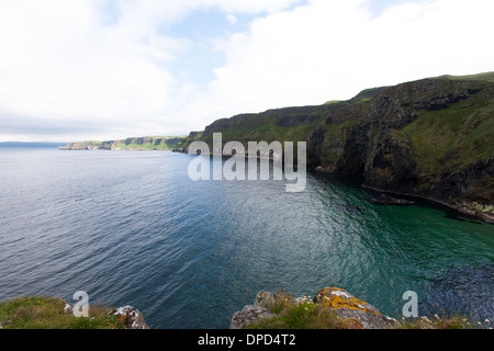 Betrachtet man den Blick entlang der Antrim Küste aus gesehen Carrickarede Insel eine Denkmalschutz-Immobilie in Nordirland. Stockfoto