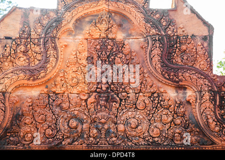 Komplexität des Schnitzens am Banteay Srei in Siem reap, Kambodscha Stockfoto