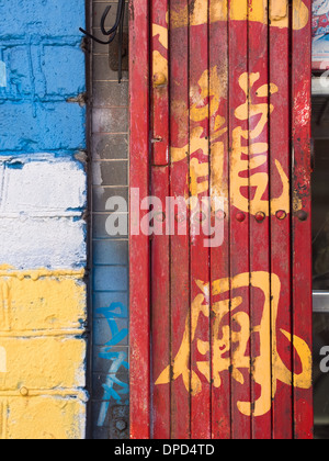 Drache und Phoenix chinesische Schriftzeichen auf ein Eisentor in San Franciscos Chinatown Stockfoto