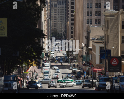 A San Francisco Straße voll von Autos und Menschen beschäftigt Stockfoto