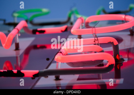 Nahaufnahme einer alternden rosa und grün Neon melden Stockfoto