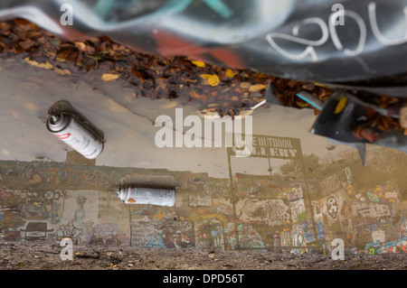 Leere Spraydosen lag vor einer Graffitiwand in der Hoffnung-Outdoor-Galerie in Austin, Texas Stockfoto