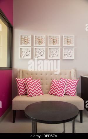Stilvolle Sitzecke in einem modernen Friseursalon Stockfoto
