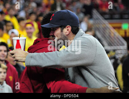 12. Januar 2014: Matt Leinart plaudert mit Nick Young der Lakers während der NCAA Basketball-Spiel zwischen den Arizona Wildcats und die USC Trojans im Galen Center in Los Angeles, CA John Green/CSM Stockfoto