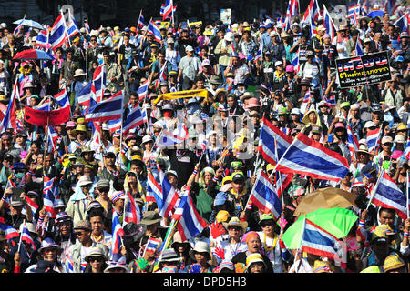 Bangkok, Thailand. 13. Januar 2014. Thailands Anti-Regierungs-Demonstranten Rallye um wichtige Kreuzung in Bangkok, Thailand, 13. Januar 2014 zu übernehmen. Das "Bangkok Herunterfahren" unter der Leitung von Anti-Regierungs-Demonstranten wirkt mehr als 2 Millionen Menschen in der Hauptstadt, die lokalen Medien hier am Montag gesagt. Bildnachweis: Rachen Sageamsak/Xinhua/Alamy Live-Nachrichten Stockfoto