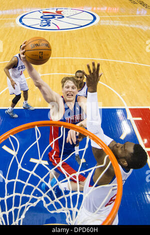 Philadelphia, Pennsylvania, USA. 12. Januar 2014. 10. Januar 2014: Detroit Pistons kleine vorwärts Kyle Singler (25) steigt für den Schuss mit Philadelphia 76ers shooting Guard Tony Wroten (8), die ihn bewachen, während das NBA-Spiel zwischen den Detroit Pistons und die Philadelphia 76ers im Wells Fargo Center in Philadelphia, Pennsylvania. Die Pistons gewann 114-104. Christopher Szagola/Cal Sport Media/Alamy Live-Nachrichten Stockfoto