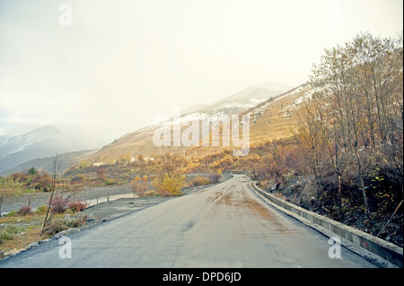 Chinas Tibet Autobahn Schnee unter dem Auto Hintergrund Stockfoto